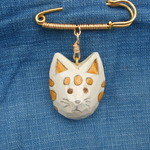 木彫りの猫ブローチ