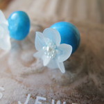 Lady☆なトルコ石 ホワイトフラワーピアス