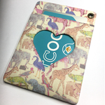 【新作】ふわもこ リバティ花柄  ハート形窓 パスケース（クリーム系アニマル）