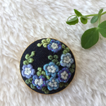刺繍ブローチL ネモフィラインシグニスブルー