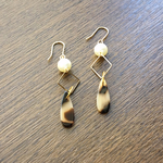べっ甲とスクエアが揺れるパールピアス