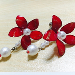 赤いお花のイヤリング