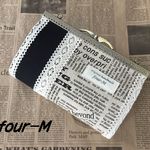 Ｗファスナー　20cm　カン付き　がま口　英字新聞風　ブラック　ブラウン