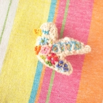 花刺繍　春待ちコトリのブローチ (ホワイト）