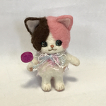 飴を持った、ピンクの三毛猫さん