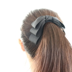シックな黒のリボンのヘアゴム
