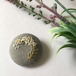 雪柳(グレー)  刺繍ブローチ