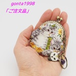 「riimakazu様のご注文品」（マダム cats）気持ち華やぐがま口バッグチャーム(ミニ）（口金5センチ)