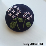 ☆刺繍☆くるみボタンのブローチ