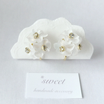 春のおでかけに♡flowerブーケイヤリング/ピアス～白～