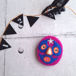 覆面レスラーのブローチ(紫色×青色)