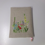 可愛い花の刺繍のブックカバー