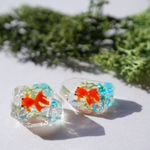 金魚が泳ぐ鉱石ピアス