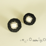 ビーズ刺繍ピアス（ブラック）