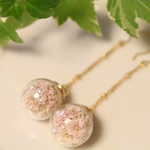 桜色かすみ草のゆらゆらガラスドームピアス