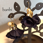 お花と葉っぱとパールのピアス【ネイビー】