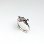 赤目カエルの指輪 しがみついてます♪