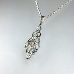 青い雫のペンダント ✨雫がキラリ✨