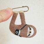 ナマケモノカメラマンのブローチ