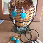 ハート型のハウライトターコイズの下で揺れるコットンパールイヤリング（シルバー）