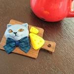 カッティングボードでチーズ猫ちゃん  ブローチ