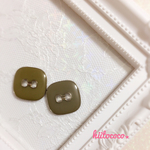 アンティークボタンのピアス（カーキグレー）
