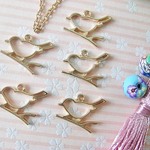 チャーム/枠　小鳥　８個　枝にとまる鳥●マットゴールド　レジン