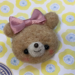 羊毛フェルトで作ったピンクのリボンのクマちゃんブローチ♪