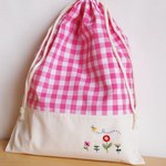 お花とちょうちょの手刺繍巾着袋（入園入学・体操着入れ）ピンク