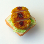 ハムカツとキャベツをのせた食パンのマグネット