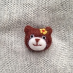 黄色のお花でおめかし… 真顔のくまちゃんブローチ☆ミニサイズ羊毛フェルト