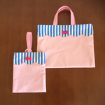 スカラップとリボンがアクセントのレッスンバッグ＆上履き入れセット◆ピンク×青白ストライプ
