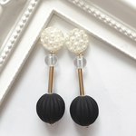 モノトーン おおぶりピアス