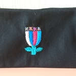 カラフルなチューリップ刺繍の小さめポーチ（クロ）
