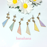 パステルカラーのトライアングルピアス