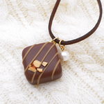 チョコのネックレス (クラッシュアーモンドチョコレート)
