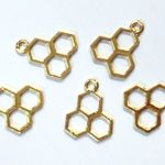 ◆送料込み◆蜂の巣チャームc