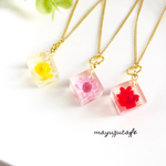 涼しい花のキューブネックレス 