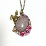 ❗今だけ2300円❗ローズクォーツ ぴょっこりうさぎと天然石のアンティークネックレス たまご 薔薇 レジン パール ビジュー 送料無料 