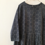  シャボンの刺繍入りタックワンピース