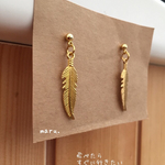 鳥の羽ピアス