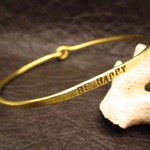 Lucky charm "BE HAPPY" ブレスレット[真鍮]
