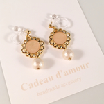 〈樹脂イヤリング/ピアス〉新作 ＊ フラワーモチーフとコットンパールのイヤリング ＊ ピンク