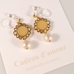 〈樹脂イヤリング/ピアス〉新作 ＊ フラワーモチーフとコットンパールのイヤリング ＊ イエロー