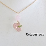 ❀優美な花❀ 桜とローズクォーツのネックレス（ゴールドカラー）