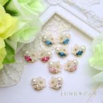 清楚な白い花とビジュー＊コットンパールのイヤリング