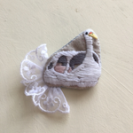 スワンボートの手刺繍ブローチ