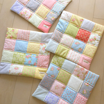 【m様オーダー品】42cm×42cm　四角つなぎのパッチワーク　ミニおざぶ　マルチマット　kukka