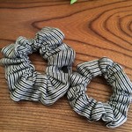 【セール】カットソーのシュシュ　グレー×黒のストライプ　２個セット