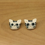 陶ボタン・ねこボタン小（「ドラネコ」サイズ約17x19mm）